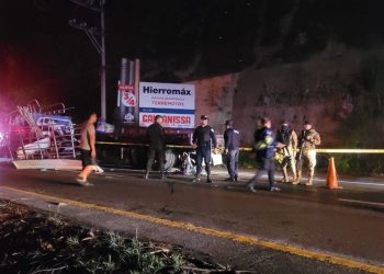 Autoridades atienden un fuerte accidente que dejó tres fallecidos y varios lesionados en carretera a Comalapa