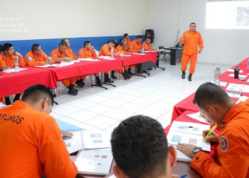Bomberos de El Salvador se prepara ante emergencias con vehículos híbridos y eléctricos