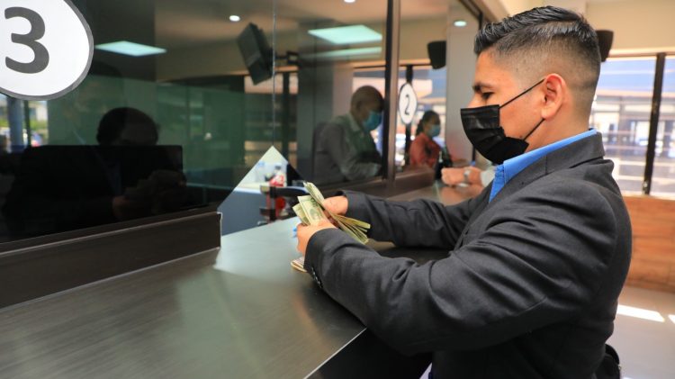 Hacienda informó que los Centros de Atención al Contribuyente están disponibles para resolver dudas, modificar datos del usuario, y actualizar información, entre otros. Foto / Diario El Salvador