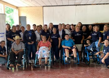 Gobierno de El Salvador entrega sillas de ruedas a familias de la zona oriental