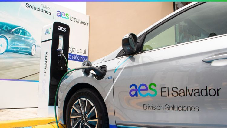 AES El Salvador cuenta con 19 carros eléctricos y 12 electrolineras. Foto / Diario El Salvador.