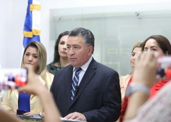 ARENA pide quitar impuestos a combustibles, una medida que rechazó en sus gobiernos