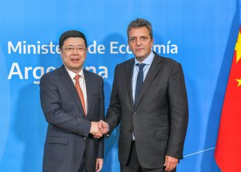 Argentina pagará importaciones desde China con yuanes en medio de corrida cambiaria
