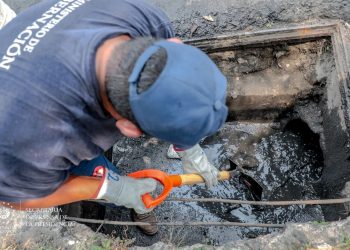 Realizan limpieza de tragantes para prevenir inundaciones durante la época lluviosa en El Salvador