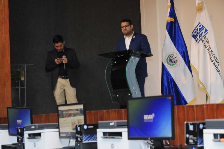 Compromiso. El presidente del RNPN, Fernando Velasco, explica el plan estratégico
