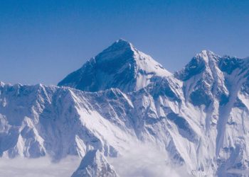 Nepal expide récord de 454 permisos para escalar el Everest