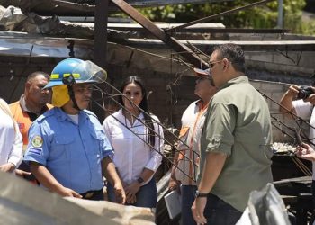 Gobierno atiende a afectados por explosión en Santa Ana