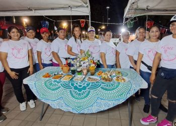 Mujeres aprovechan el buen clima de seguridad para ofrecer sus productos
