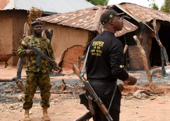 Hombres armados matan al menos a 37 personas refugiadas en escuela en Nigeria