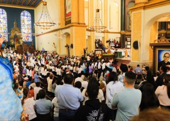 Decenas de salvadoreños acuden a catedral metropolitana a celebrar la Santa Misa Crismal