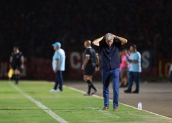 El entrenador ecuatoriano Octavio Zambrano se va de FAS