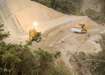MOP verifica obras para estabilización de taludes en río Chagüite de Ilopango