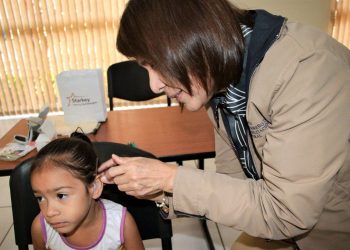 El ISRI beneficia a niños con entrega de aparatos auditivos