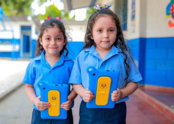La entrega de tabletas y computadoras a estudiantes salvadoreños promueve el acceso equitativo al entorno digital