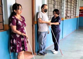 El ISRI capacita a personas con discapacidad visual sobre el uso adecuado del bastón