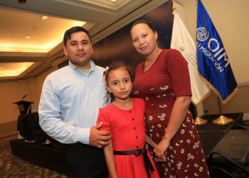 Nuevo grupo de salvadoreños viaja a trabajar a Canadá