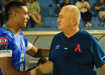 Eduardo Lara ya no quiere hablar del plantel corto que tiene en Alianza