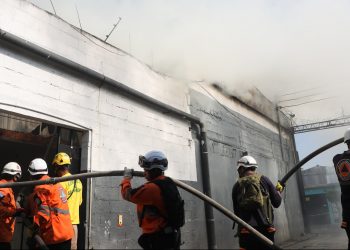 Bomberos extinguen incendio en la calle 5 de Noviembre de San Salvador