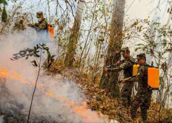 Personal militar asiste en labores de extinción de incendio en San Ingnacio, Chalatenango