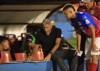 VIDEO: Zambrano abandonó el Quiteño bajo escolta policial tras derrota de FAS