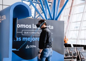 Turistas disfrutan del simulador de surf en Aeropuerto Internacional de El Salvador