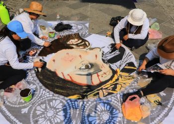 Feligreses elaboran alfombras en el Centro Histórico de San Salvador