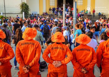 Autoridades brindan seguridad y acompañan a feligreses durante Santo Entierro en San Salvador