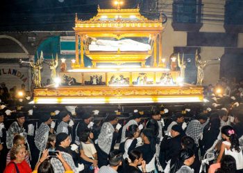 Así viven los feligreses la procesión del Santo Entierro en Sonsonate