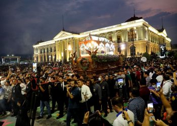 Feligreses vivieron el Santo Entierro en el Centro de San Salvador
