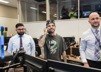 Rauw Alejandro conversa con el astronauta salvadoreño Frank Rubio
