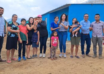 Ministra de Vivienda hizo entrega de 50 casas a familias de escasos recursos en Juayúa