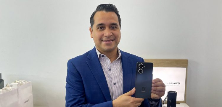 Arturo Echenique, gerente de mercadeo de HUAWEI para El Salvador y Honduras, presentó el nuevo modelo en el país.