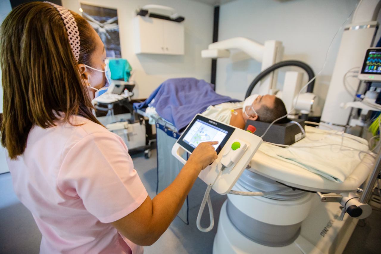 Policlínico Roma del ISSS recibe nuevo equipo para eliminar cálculos ...