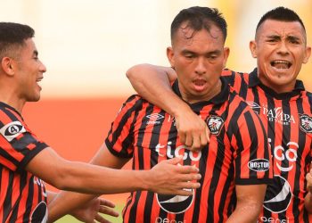 Águila remontó en el Barraza y se consolida en la cima