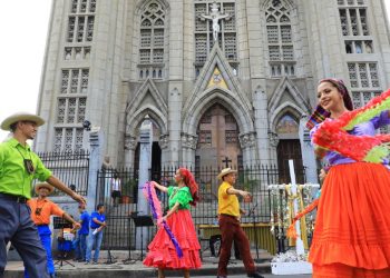 Fotos: Salvadoreños disfrutan del Ballet Folklórico Nacional frente a Iglesia El Calvario