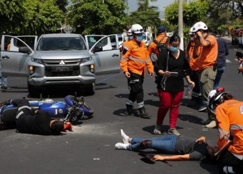 Autoridades de Protección Civil efectúan simulacro de accidente de tránsito en San Salvador