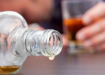 Mueren 27 personas en India tras beber alcohol adulterado