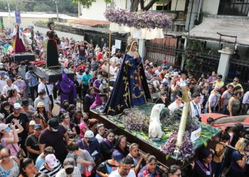 Fotográfica | Feligreses participan en Vía Crucis en el Centro Histórico de San Salvador