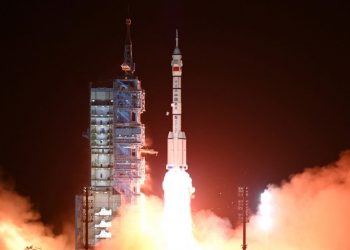 China enviará el martes a un civil al espacio por primera vez