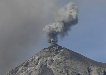 Unas 350 personas evacuadas por erupción de volcán de Fuego de Guatemala