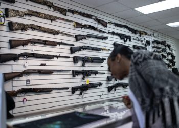 Jóvenes de entre 18 y 20 años de EE. UU. tienen derecho a comprar armas cortas, según juez