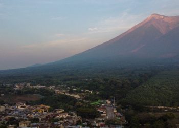 Evacuados retornan a poblados tras erupción de volcán en Guatemala