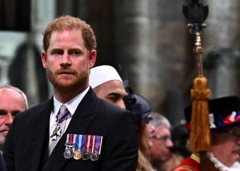 Diario británico demandado por el príncipe Enrique pide disculpas durante un juicio