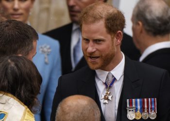 Diario británico demandado por el príncipe Enrique pide disculpas durante un juicio