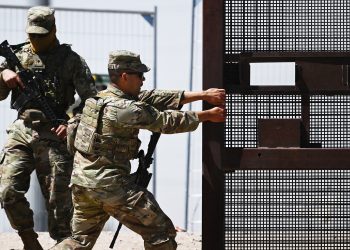 Estados Unidos activa el Título 8 y arrasa con las deportaciones aceleradas