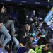 Aficionados del Espanyol impiden al Barcelona celebrar el título en su estadio