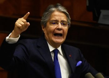 Presidente de Ecuador, amenazado de destitución, disuelve el Congreso