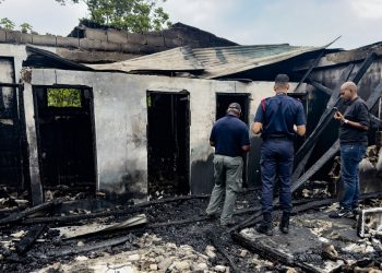 Al menos 19 jóvenes mueren en incendio en dormitorio de escuela de Guyana