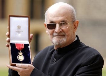 Salman Rushdie, condecorado en Reino Unido y escribiendo de nuevo