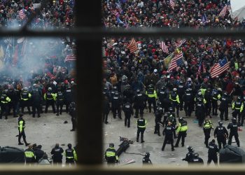 Cuatro años y medio de cárcel para una de las figuras del ataque al Capitolio de EE. UU.